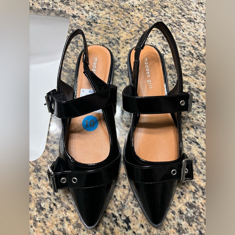 Madden girl trendy flats. Never worn.